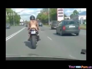 عري في motorcycle