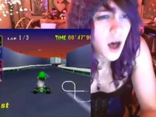 Geek vajzë cums duke luajtur mario kart