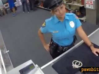Policejní důstojník pawns ji kočička n v prdeli