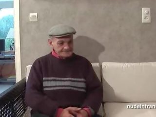 Един мъж две жени две френски брюнетка споделяне един стар мъж кур на papy воайор