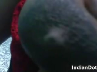 Pen indisk kvinne melker henne bryster