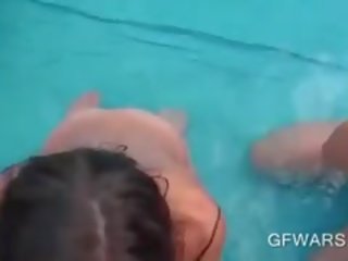 Lesbos licking katrs pārējie pussies uz a plastmasas basejns ārā