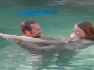 Redhead hottie eats johnson sa ilalim ng tubig para perang hawak