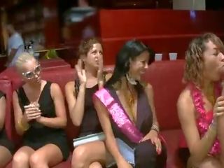 Sombre mâle strip-teaseuse à bachelorette fête