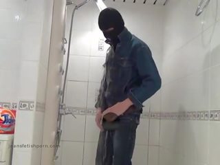 Der specialist in Blue Jeans wascht sich im Bad