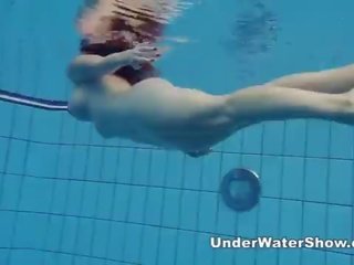 Vörös hajú divinity úszás meztelen -ban a medence