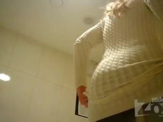 Plăcut blonda în toaleta ras pasarica și anus closeups.